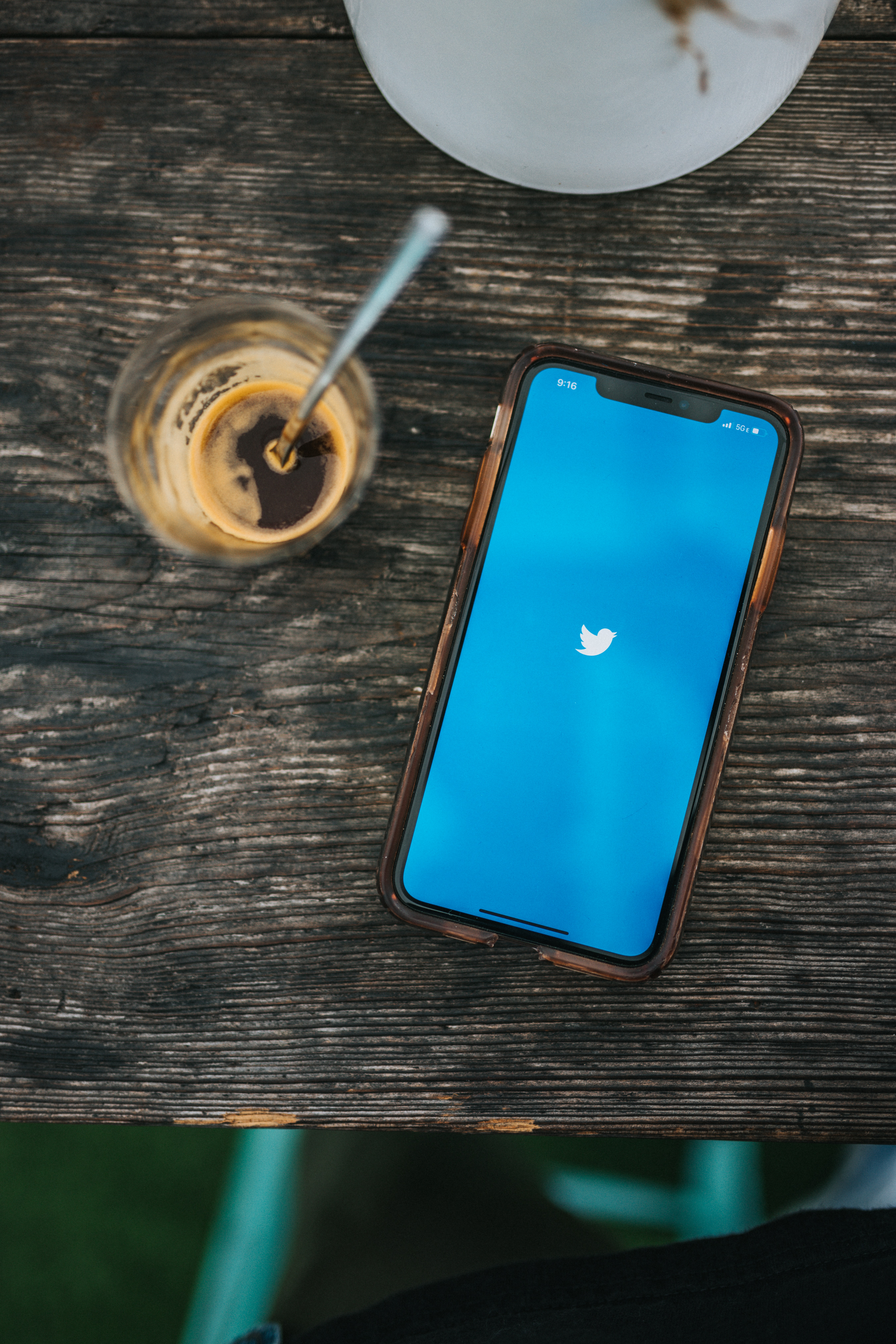 推特是全球最強大的社群媒體之一，用戶言論自由受其制約。（Photo by Nathan Dumlao on Unsplash）